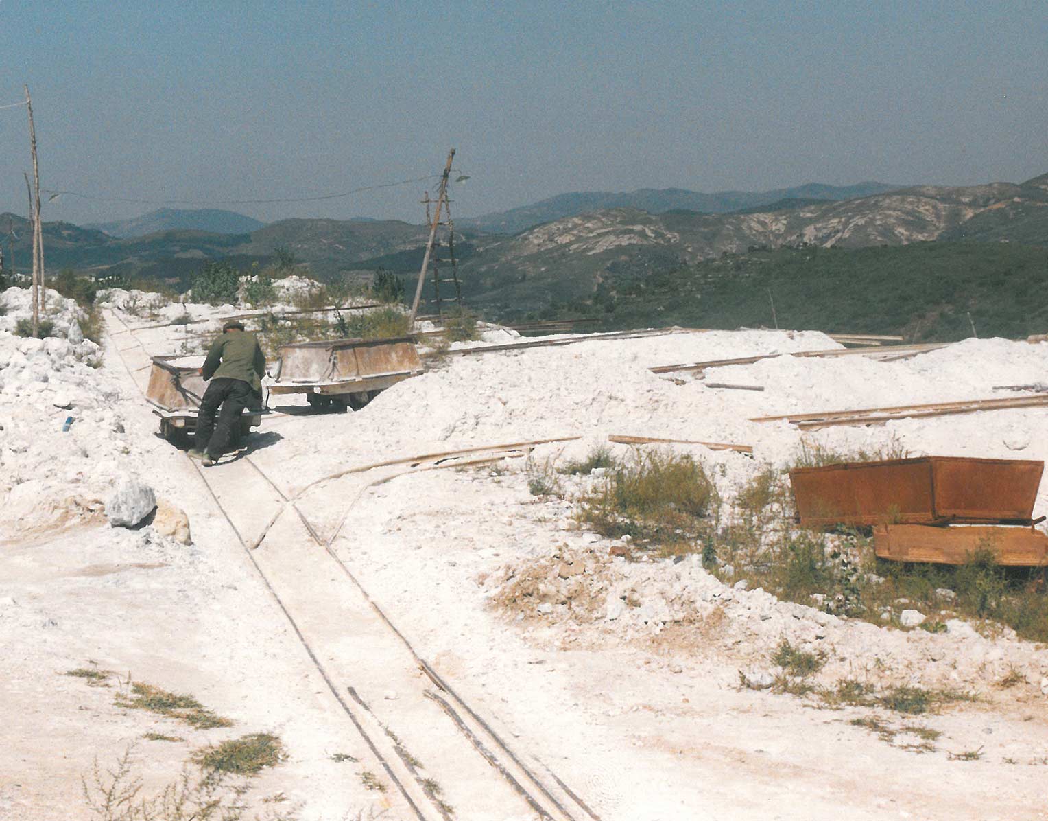 穴馬二鉱を買収し、タルク原料を保障し、企業の基礎を築く